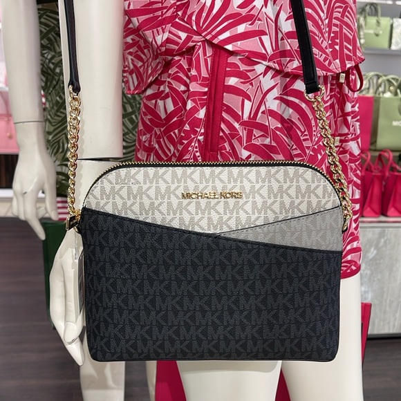 MICHAEL KORS
Jet Set Travel Medium Color-Block Signature Logo Dome Crossbody Bag - Picture 2 of 16